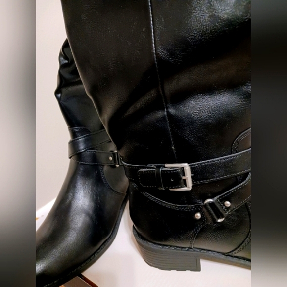 NWT ~ WOMEN'S ST. JOHNS BAY DEMPSY BLACK STACKED HEEL RIDING BOOTS 👢 - Picture 3 of 11